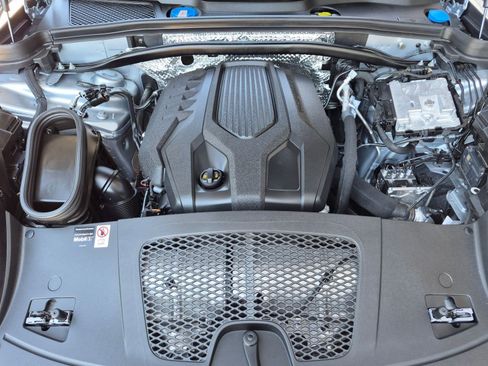 Certified 2026 Porsche Macan AWD/4WD image 28