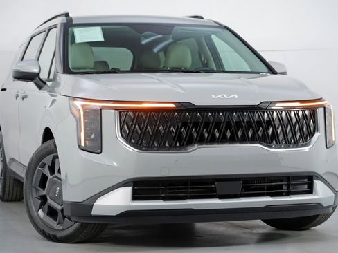 Used 2025 Kia Carnival EX image 4