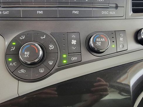 Used 2011 Toyota Sienna w/ Towing Pkg FWD image 21