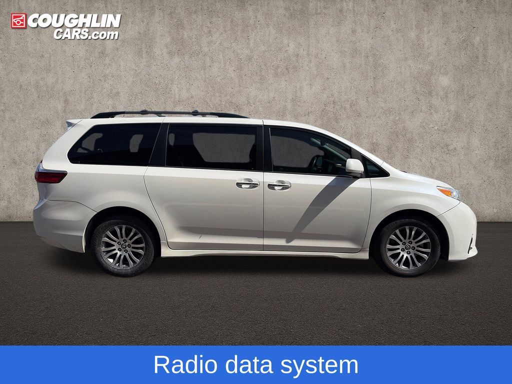Used 2018 Toyota Sienna XLE Premium w/ Carpet Mat Package FWD image 11