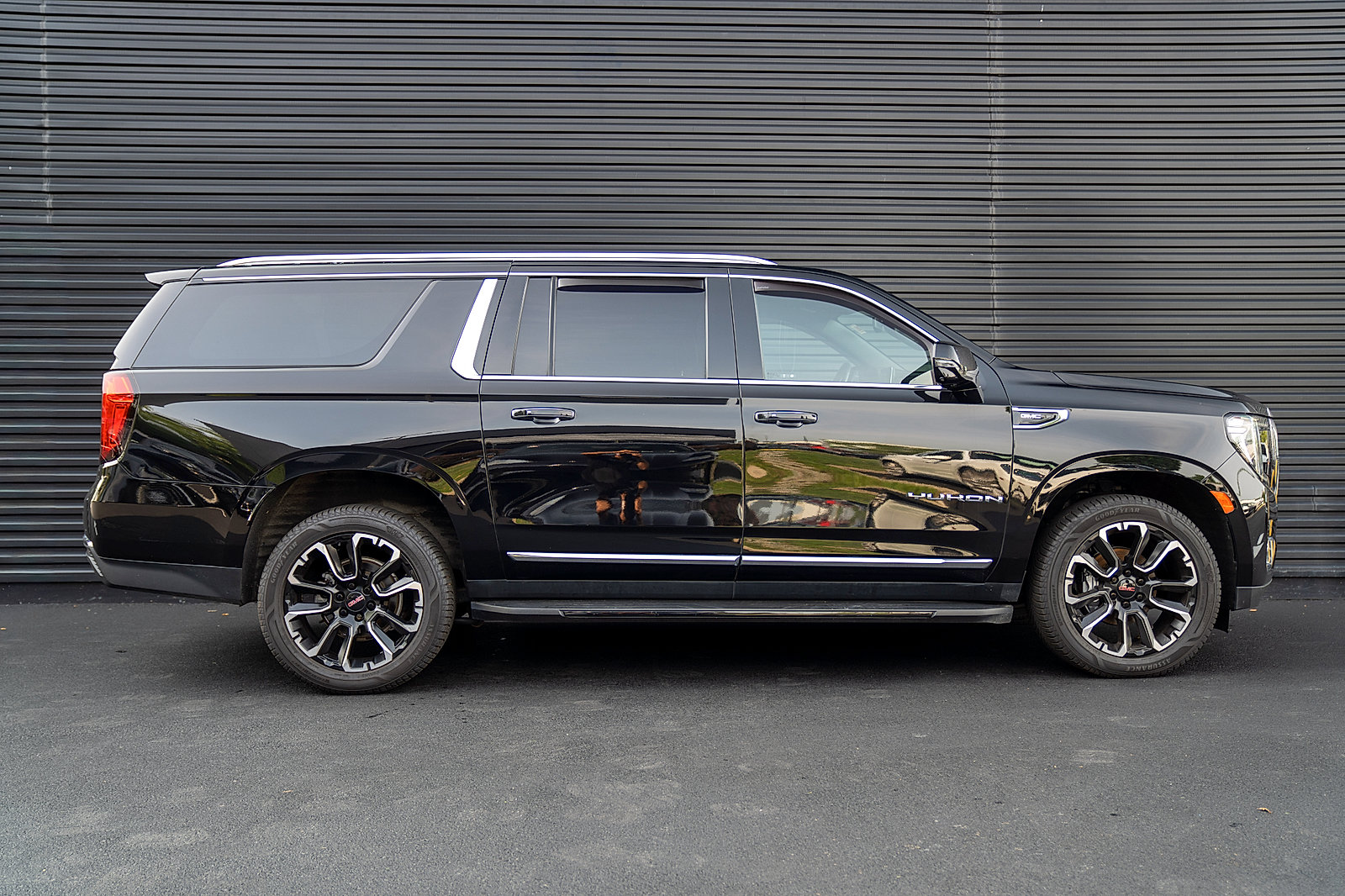 Used 2022 GMC Yukon XL SLT w/ SLT Luxury Package AWD/4WD image 27
