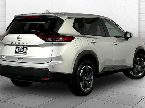 Used 2025 Nissan Rogue SV image 13