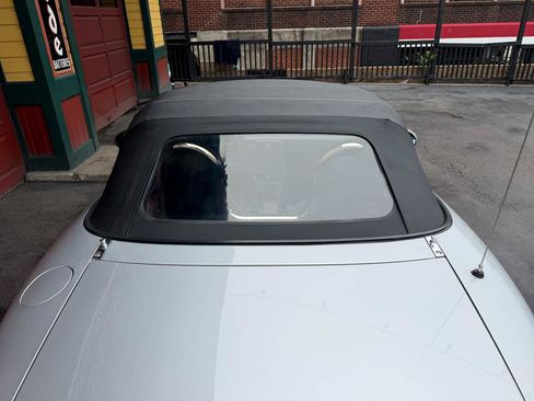 Used 1991 MAZDA MX-5 Miata RWD image 10
