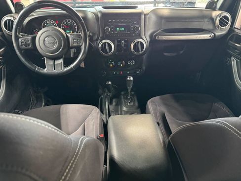 Used 2014 Jeep Wrangler Unlimited Sahara w/ Connectivity Group AWD/4WD image 31