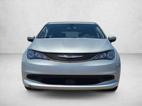 Used 2022 Chrysler Voyager LX FWD image 2