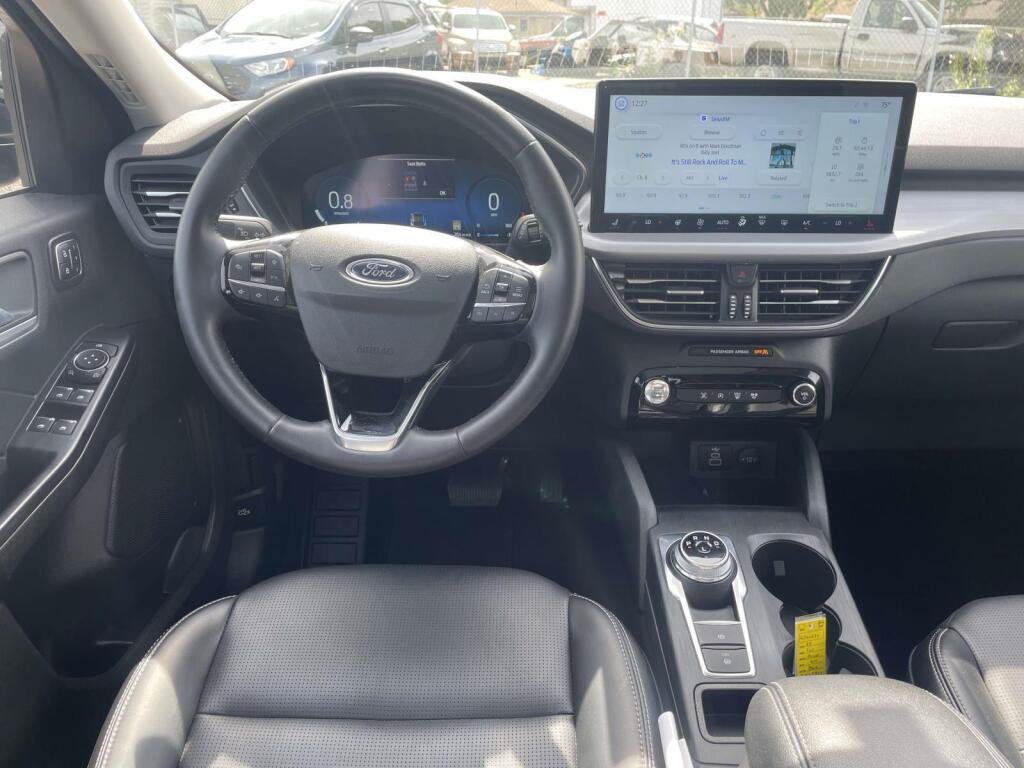 Used 2025 Ford Escape Platinum AWD/4WD image 2