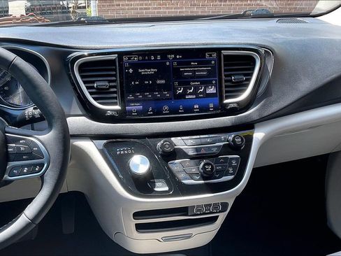 Used 2024 Chrysler Pacifica Touring-L FWD image 6