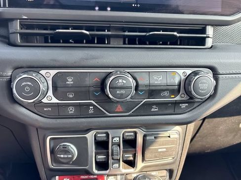 Used 2025 Jeep Wrangler Unlimited Rubicon AWD/4WD image 18