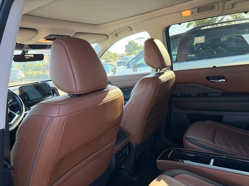 Used 2023 Nissan Pathfinder Platinum FWD image 7