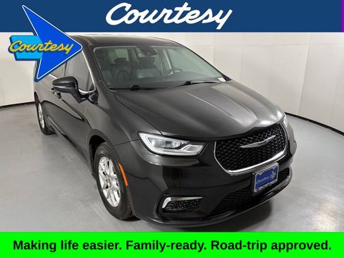 Used 2023 Chrysler Pacifica Touring-L FWD image 1