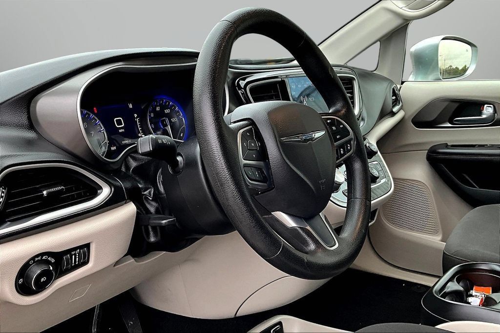 Used 2020 Chrysler Pacifica Touring w/ Advanced Safetytec Group FWD image 16