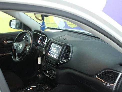 Used 2019 Jeep Cherokee Latitude w/ Cold Weather Group FWD image 12