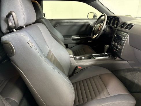 Used 2014 Dodge Challenger SXT image 13