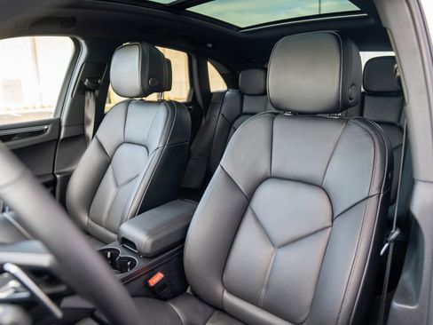 Certified 2025 Porsche Macan image 5