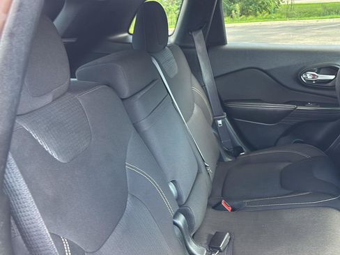 Used 2016 Jeep Cherokee Latitude FWD image 17