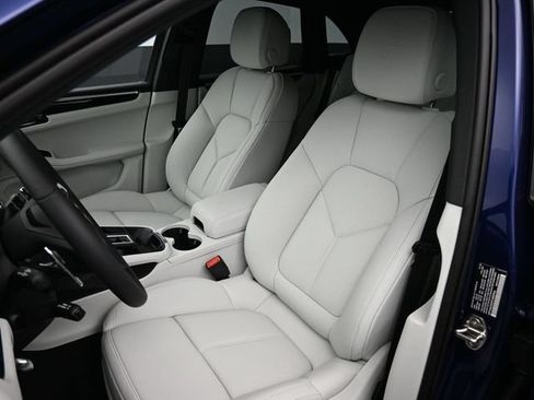 Certified 2026 Porsche Macan AWD/4WD image 5