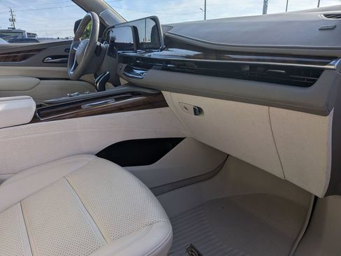 Used 2024 Cadillac Escalade Sport Platinum w/ LPO, ONYX Package AWD/4WD image 32