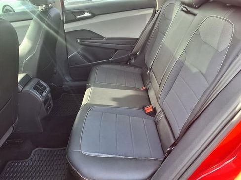 Used 2022 Volkswagen Taos SE w/ Panoramic Sunroof Package image 8