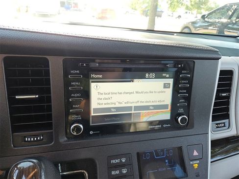 Used 2020 Toyota Sienna XLE image 19