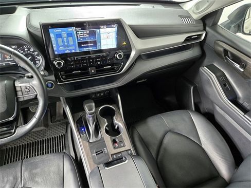 Used 2021 Toyota Highlander Platinum image 19