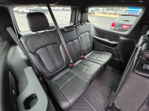 Used 2023 Jeep Wagoneer Series III w/ Convenience Group I AWD/4WD image 19