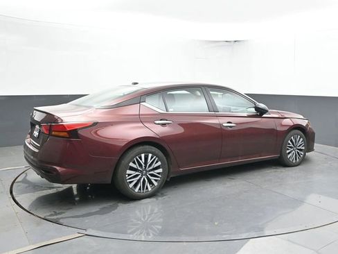 Used 2025 Nissan Altima 2.5 SV FWD image 2