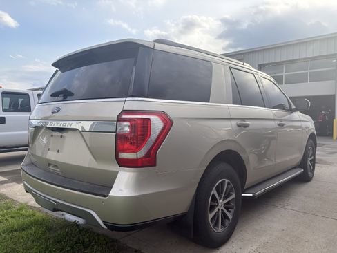 Used 2018 Ford Expedition XLT w/ Equipment Group 202A AWD/4WD image 3