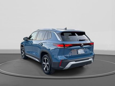 Certified 2025 Volkswagen Tiguan SE w/ Panoramic Sunroof Package image 3