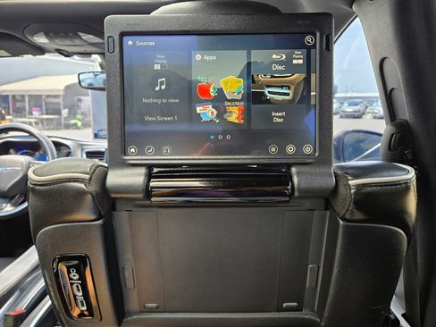 Used 2019 Chrysler Pacifica Limited w/ Advanced Safetytec Group FWD image 51