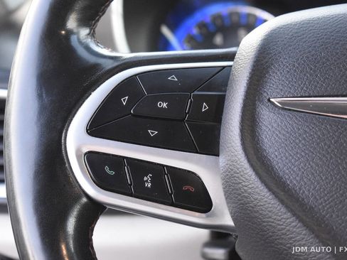 Used 2020 Chrysler Pacifica Touring-L FWD image 19