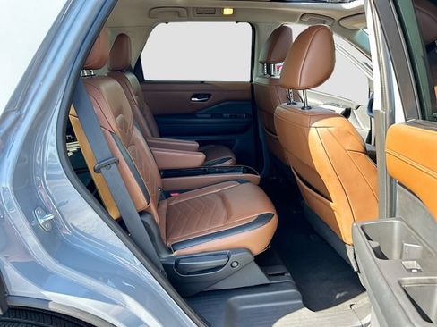 Used 2022 Nissan Pathfinder Platinum w/ Lighting Package (N93) FWD image 26