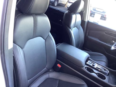 Used 2024 Honda Pilot Touring image 14