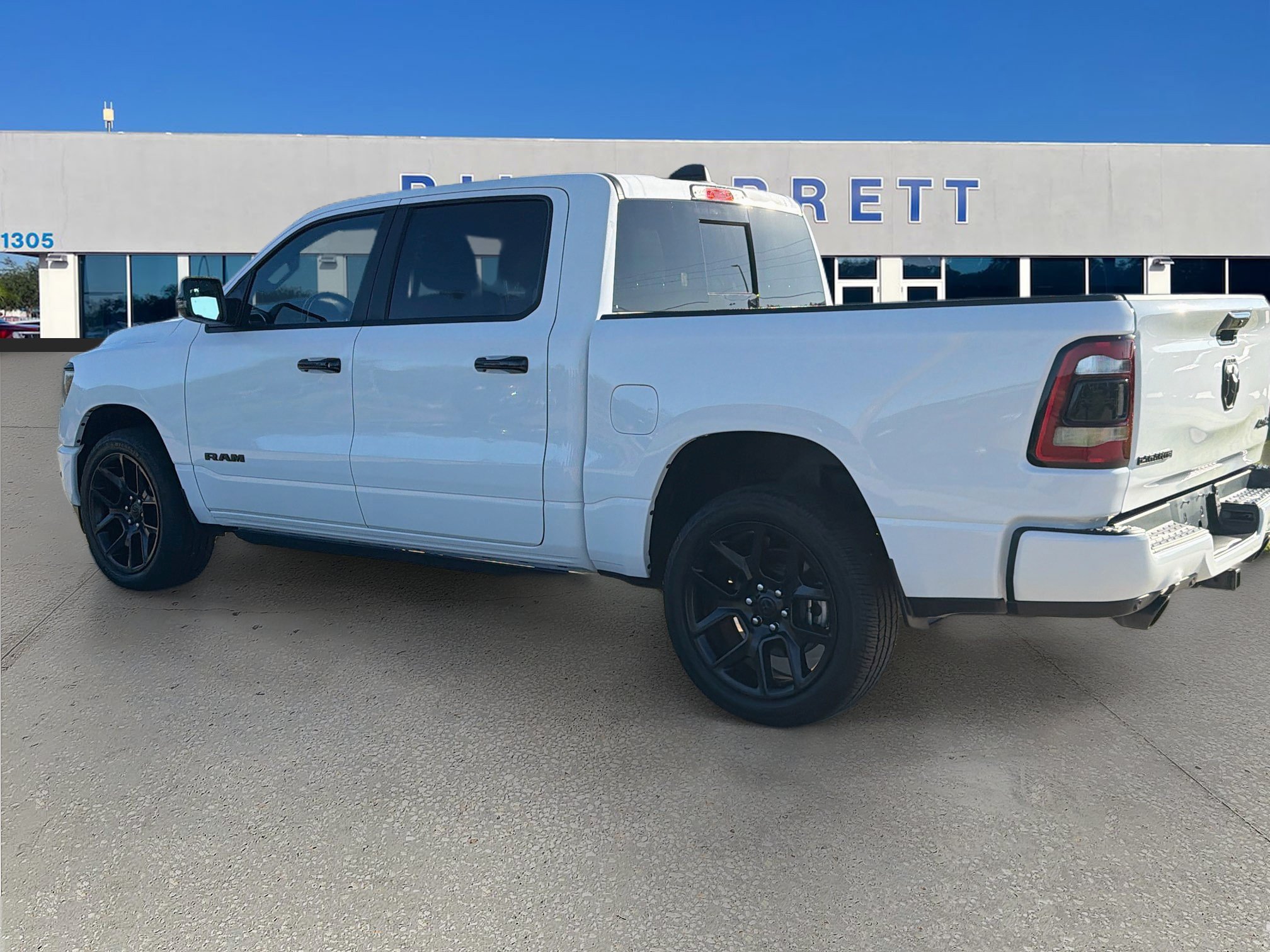 Used 2023 RAM 1500 Laramie AWD/4WD image 5