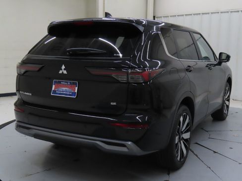 New 2025 Mitsubishi Outlander SE image 3