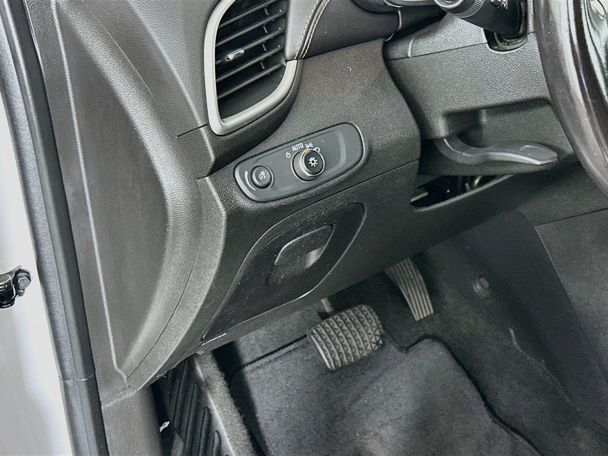 Used 2019 Chevrolet Trax LT w/ Redline Edition FWD image 16