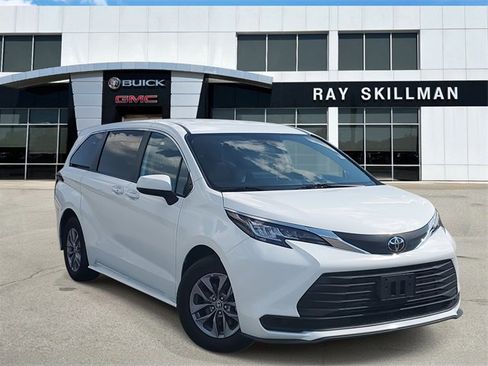 Used 2022 Toyota Sienna LE image 1