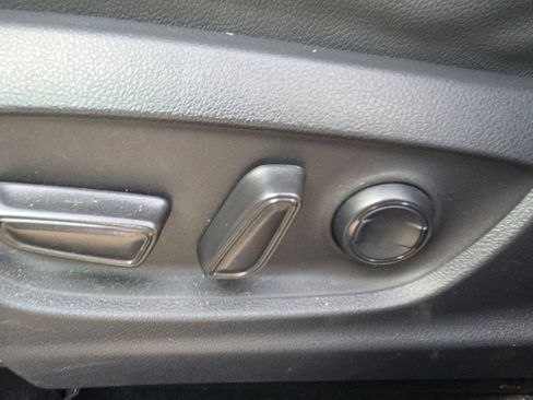 Used 2022 Toyota Corolla Cross XLE image 24