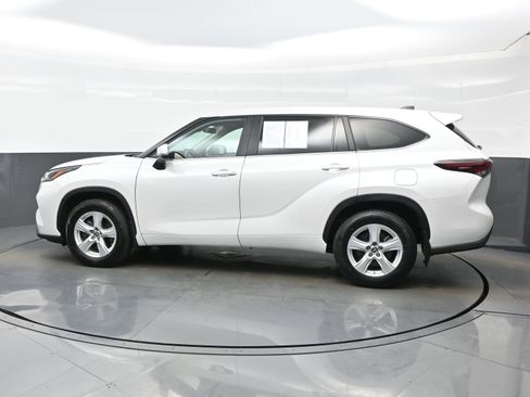 Used 2024 Toyota Highlander LE AWD/4WD image 3