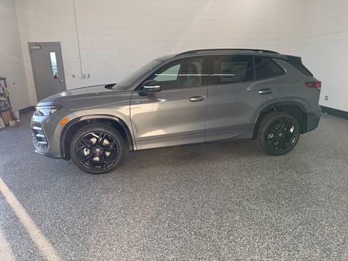 New 2026 Volkswagen Tiguan SE R-Line AWD/4WD image 2