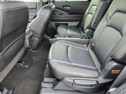 Used 2024 Nissan Pathfinder SL w/ SL Premium Package FWD image 10