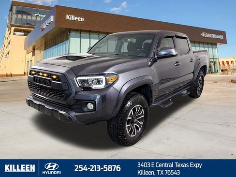 Used 2020 Toyota Tacoma TRD Sport image 3