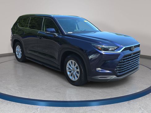 Used 2024 Toyota Grand Highlander FWD image 3