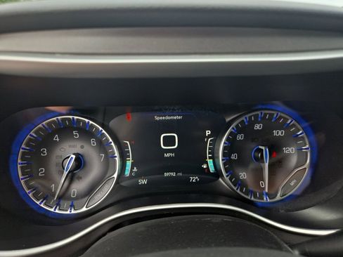 Used 2024 Chrysler Pacifica Touring-L FWD image 21