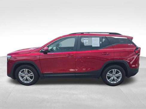 Used 2024 GMC Terrain SLE w/ Driver Convenience Package FWD image 4