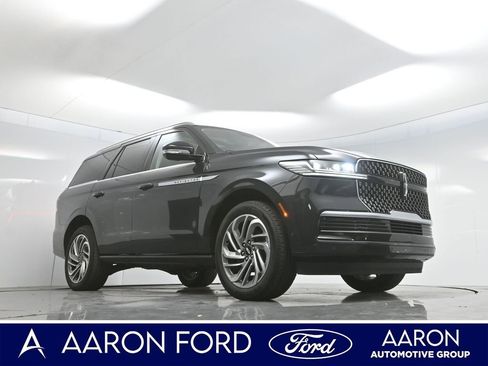 Used 2025 Lincoln Navigator Reserve image 3