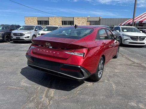Used 2025 Hyundai Elantra SEL image 5