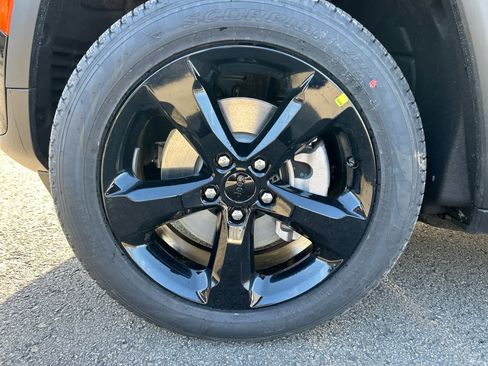 New 2026 Jeep Grand Cherokee L Limited w/ Limited Altitude Package AWD/4WD image 12