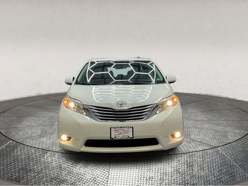 Used 2017 Toyota Sienna XLE image 2