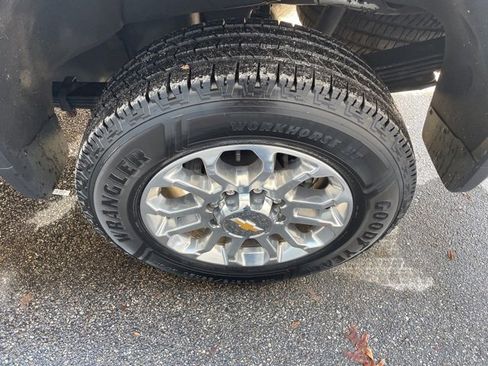 Used 2024 Chevrolet Silverado 2500 LTZ w/ LTZ Premium Package image 9