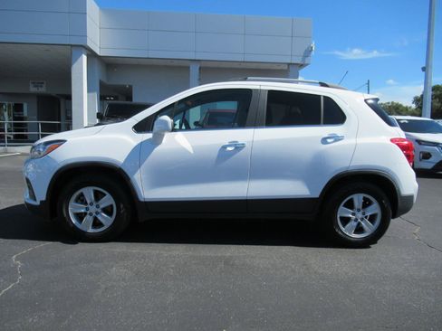 Used 2020 Chevrolet Trax LT w/ Driver Confidence Package FWD image 2